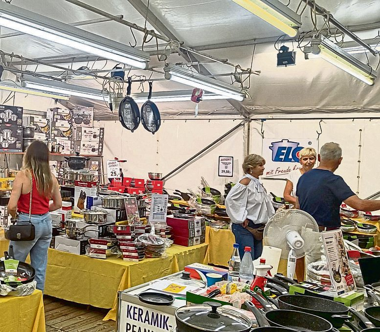 Auf dem Dippemarkt gibt es weit mehr als Töpfe und Pfannen zu entdecken - vom Haushaltsartikel bis zur Dekoration reicht das Angebot. Foto: Susanne Hoffmann