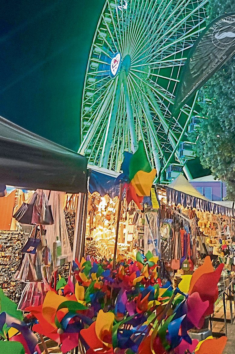 Hoch über der Pfingstwiese prägt das Riesenrad die Jahrmarktskulisse und bietet Besuchern einen besonderen Blick über das Festgelände. Foto: Susanne Hoffmann