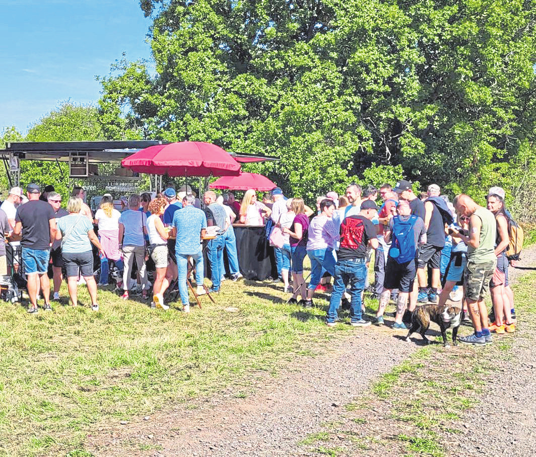 Zeit für eine Pause: Entlang der Wanderstrecke laden fünf WeinStationen zum Probieren und Verweilen ein. Fotos: Gerd Conzelmann