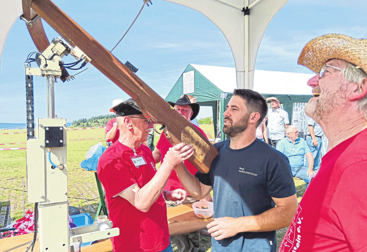 Auch Gäste können sich beim Schützenfest an der Armbrust versuchen.