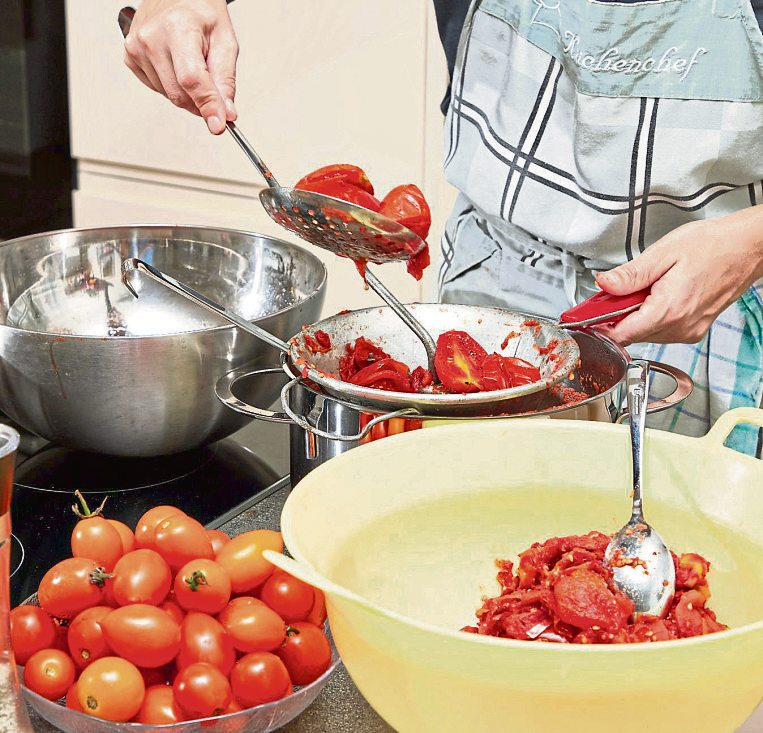 Beim Passieren werden Kerne und Schalen von den Tomaten getrennt. Für das anschließende Haltbarmachen sollte ein erprobtes Rezept verwendet werden. Foto: Werner - stock.adobe.com