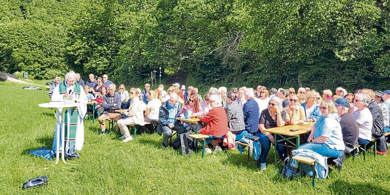 Fast entstand das Gefühl, Sespenroth sei wieder auferstanden, als Pfarrer Braun die neue Besucherstätte am GelbACHTrail segnete.