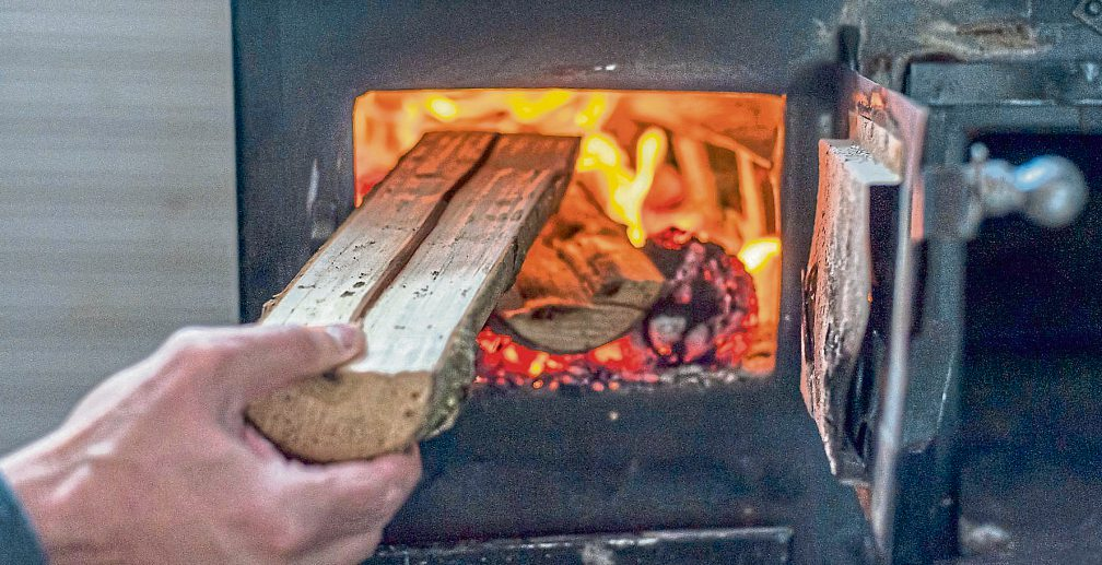 Trockenes Holz fängt leichter Feuer und liefert mehr Wärme. Feuchte Scheite dagegen zischen, qualmen und fördern Ruß im Schornstein. Foto: guruXOX - stock.adobe.com