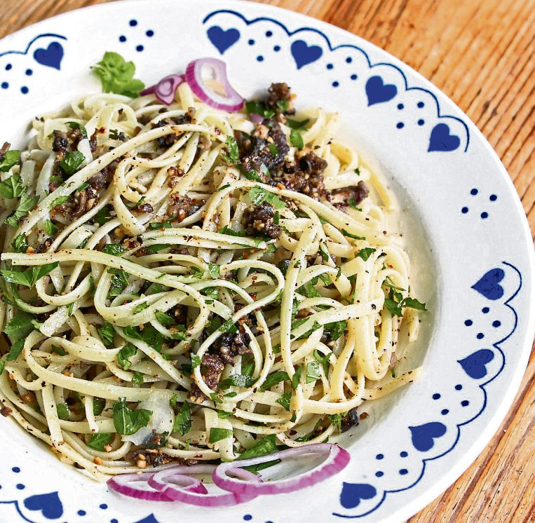 Wald-Pesto mit Bucheckern, Pilzen und Giersch ist ein herbstlicher Rezepttipp mit leckeren Zutaten aus dem Wald.