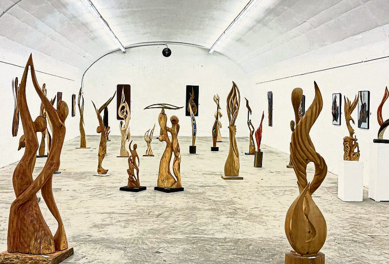 Holzskulpturen füllen einen der ehemaligen Munitionsbunker. Die massiven Räume werden heute für wechselnde Kunstausstellungen genutzt.