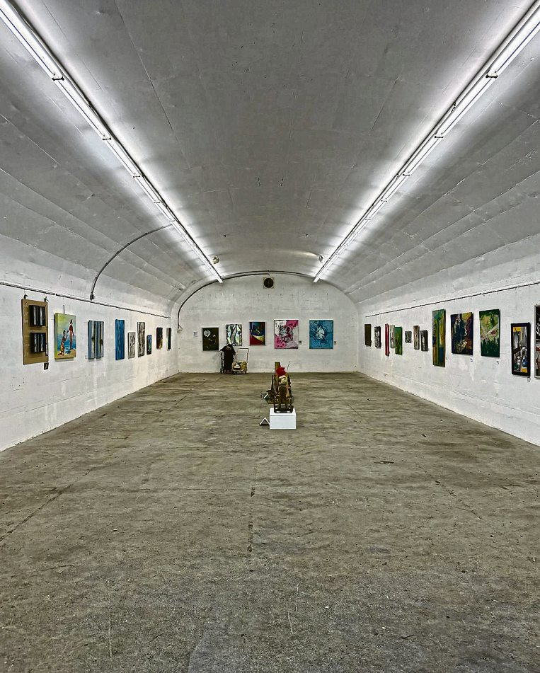Wo früher Munition lagerte, hängen heute Gemälde an den Betonwänden. Mehrere Bunker auf dem Gelände dienen als Ausstellungsräume.