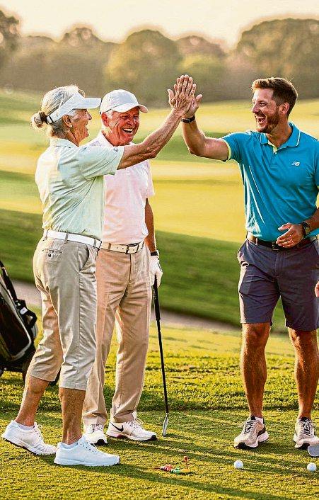 Ob alt, ob jung, ob Anfänger oder erfahrener Golfer: Bei diesem Sport können alle miteinander spielen. Foto: DJD/Bundesverband Golfanlagen (KI-generiert)