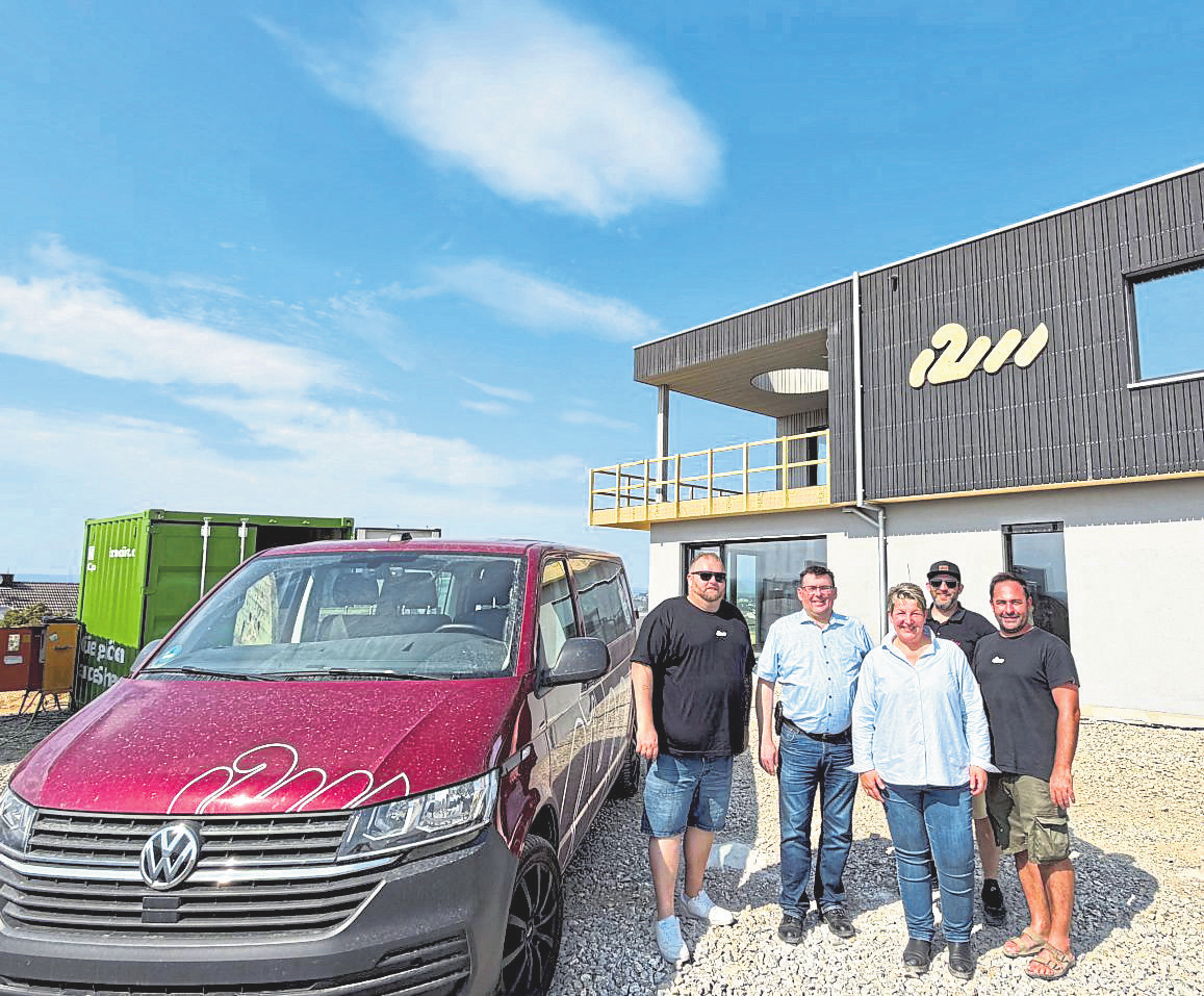 Gemeinsam an der Zukunft bauen. Matthias Rether (2.v.r.) und Vitalis Knoll (1.v.r.) und Denis Faulseit (1.v.l.) zeigen Landrat Jörg Denninghoff (2.v.l.) und WFG GF Tanja Steeg (3.v.l.) den Neubau des Unternehmens.