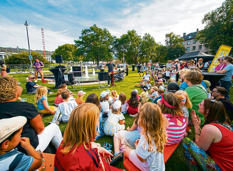 Beim Familienprogramm im Schlossrondell finden die Kinder ihre Plätze ganz vorn. Foto: Gabriel Volkovic/Koblenz-Stadtmarketing GmbH