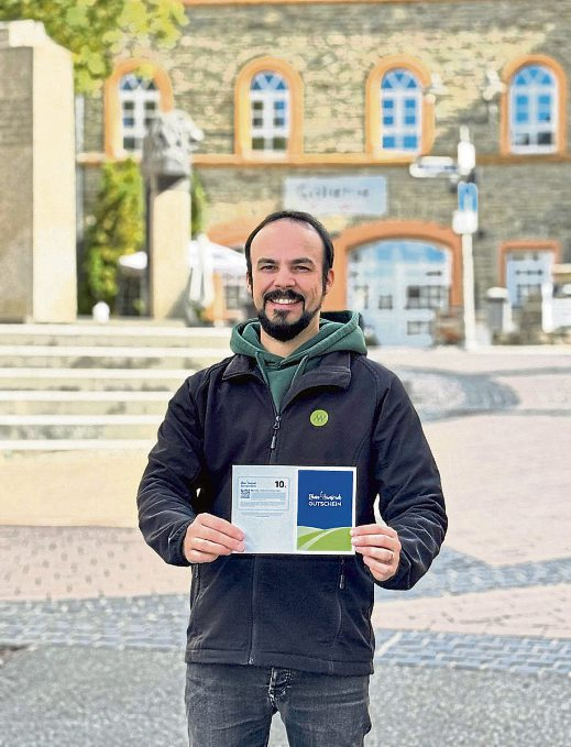 Marco Magistro, stellvertretender Vorsitzender der Werbegemeinschaft Simmern attraktiv e.V., präsentiert den Rhein-Hunsrück Gutschein in Simmern. Foto: Werbegemeinschaft Simmern attraktiv e.V.