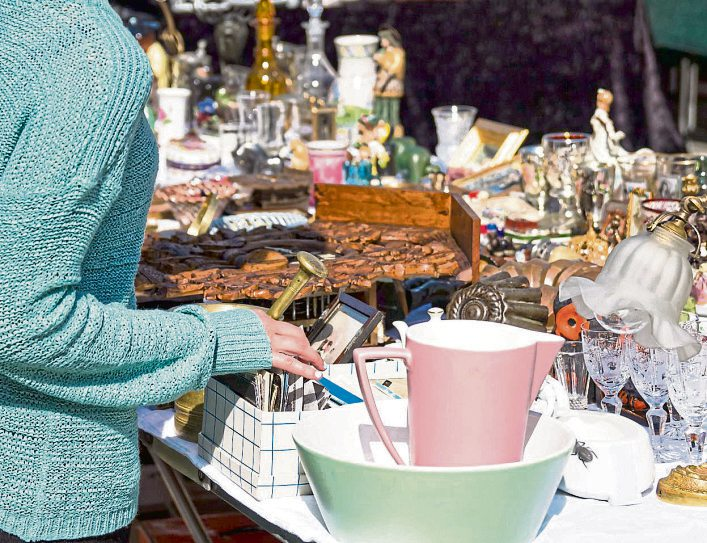 Geschirr, Gläser und kleine Fundstücke machen den Reiz eines Flohmarktbummels aus. Foto: Sergio - stock.adobe.com