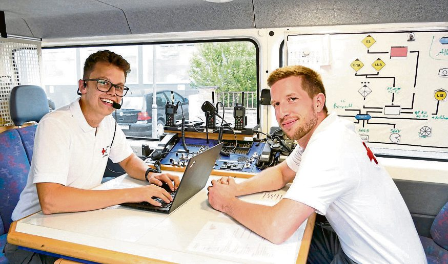 Jonathan Stelzen (links) und Fabian Rönn im Einsatzleitwagen, der mit mindestens vier Personen besetzt wird.