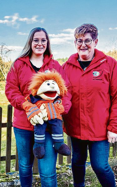 Elke und Sonja Rosenbach (Mutter und Tochter) sind die Seele des Jugendrotkreuz. Foto: DRK Waldesch