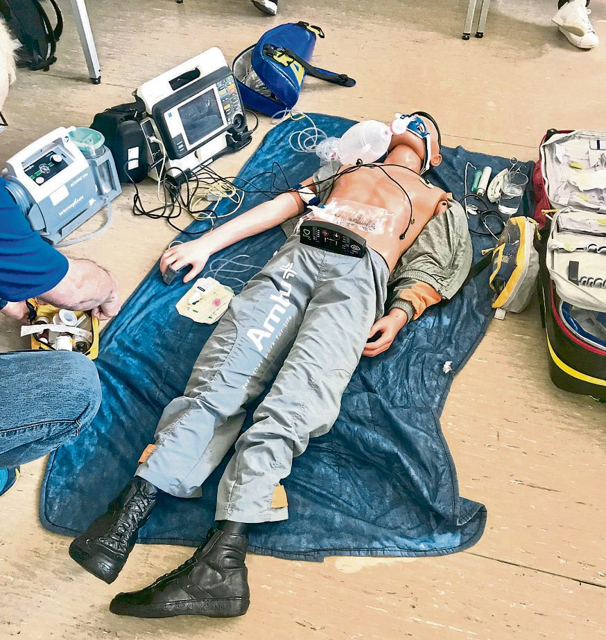 Mit der Reanimationspuppe wird ein Notfall simuliert, um den Umgang mit Defibrillator und Beatmungsequipment zu trainieren. Foto: DRK Waldesch