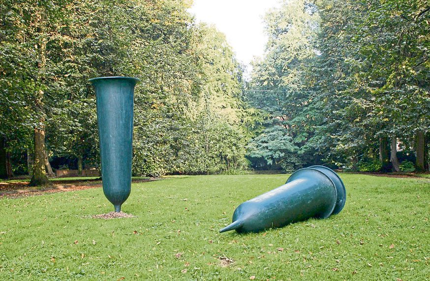Zwei großformatige Skulpturen setzen im Park markante Akzente und verändern den Blick auf ihre Umgebung.
