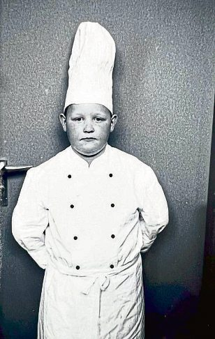 Schon als Kind war die Kochjacke mehr als Verkleidung: Die Begeisterung fürs Kochen begleitete Yannick Noack von klein auf. Foto: Yannick Noack