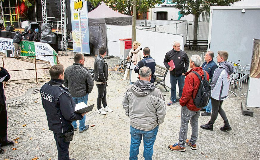Viele Details zu Sicherheit und Organisation muss Olav Kullak (mit roter Mappe) vor einer AKK-Außenveranstaltung klären.