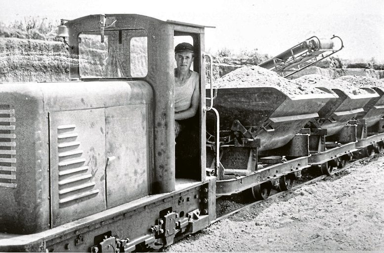 Mit einer Feldbahn wurde der abgebaute Rohbims einst zur Verarbeitung transportiert.