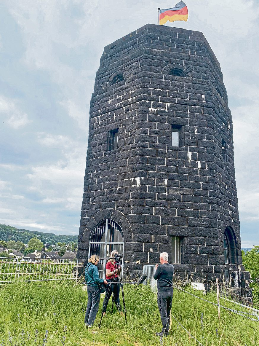 Filmaufnahmen vor einem der historischen Brückentürme: Bis heute stößt die Geschichte der Brücke von Remagen auf großes mediales Interesse. Foto: Barbara Heimbach