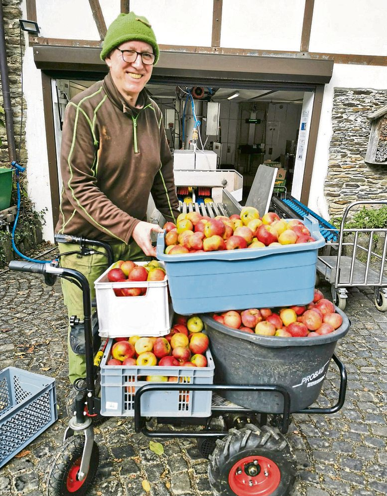 Christoph Puderbach bringt frisch geerntete Äpfel zur Verarbeitung. Mit moderner Technik produziert die „Kleine Saftfabrik“ heute mehrere zehntausend Liter Saft pro Saison. Fotos: Puderbach