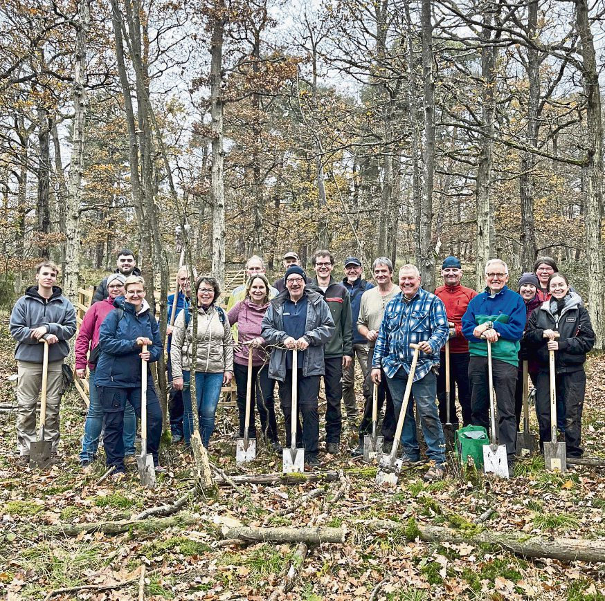 Bei der Baumpflanzaktion packen zahlreiche Helfer gemeinsam mit den Kreuznacher Stadtwerken und dem Forstamt Soonwald mit an. Foto: Vanessa Schmidt