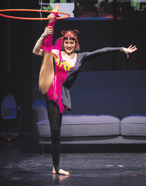 Den Reifen lässt Jenna Böhmann auch am Fuß kreisen. In ihre Hula-Hoop-Darbietung fließt Erfahrung aus zehn Jahren Wettkampfsport in der Rhythmischen Sportgymnastik ein. Bildrechte: GOP Entertainment-Group