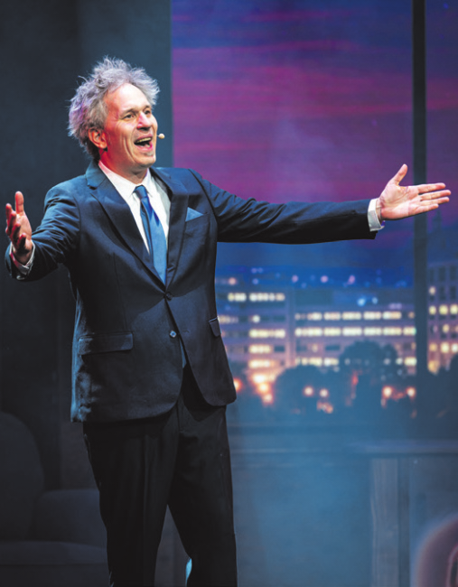 Robert Wicke führt durch den turbulenten Studiobetrieb von „On Air“. Gemeinsam mit Fede Rimini hat der Comedian die Show auch inszeniert. Bildrechte: Dominik Junker