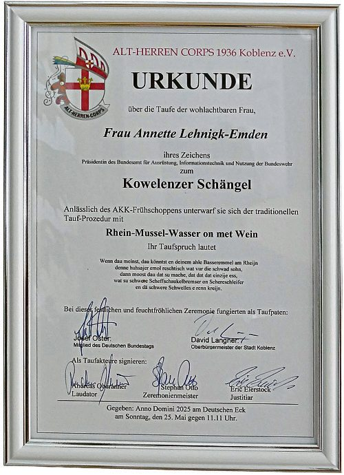 Seit Mai 2025 ist Annette Lehnigk-Emden offiziell ein „Kowelenzer Schängel“. Die Urkunde ihrer Taufe beim AKK-Frühschoppen hat einen Ehrenplatz in ihrem Büro.