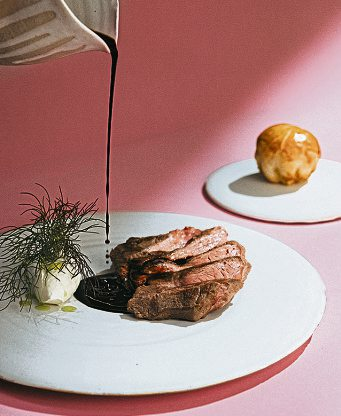 Vertraute Zutaten, überraschend inszeniert: Im Schlicht. Esslokal wird ausschließlich mit Produkten aus Deutschland gekocht, vieles davon stammt direkt aus der Region. Foto: Jaqueline Winter