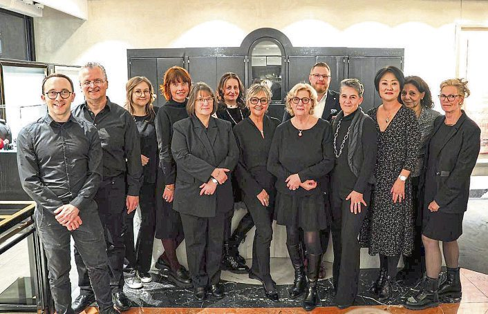 Gemeinsam für Qualität und persönlichen Service: Das Team der Goldschmiede Hofacker steht für die Verbindung von traditionellem Handwerk und zeitgemäßem Schmuckdesign. 