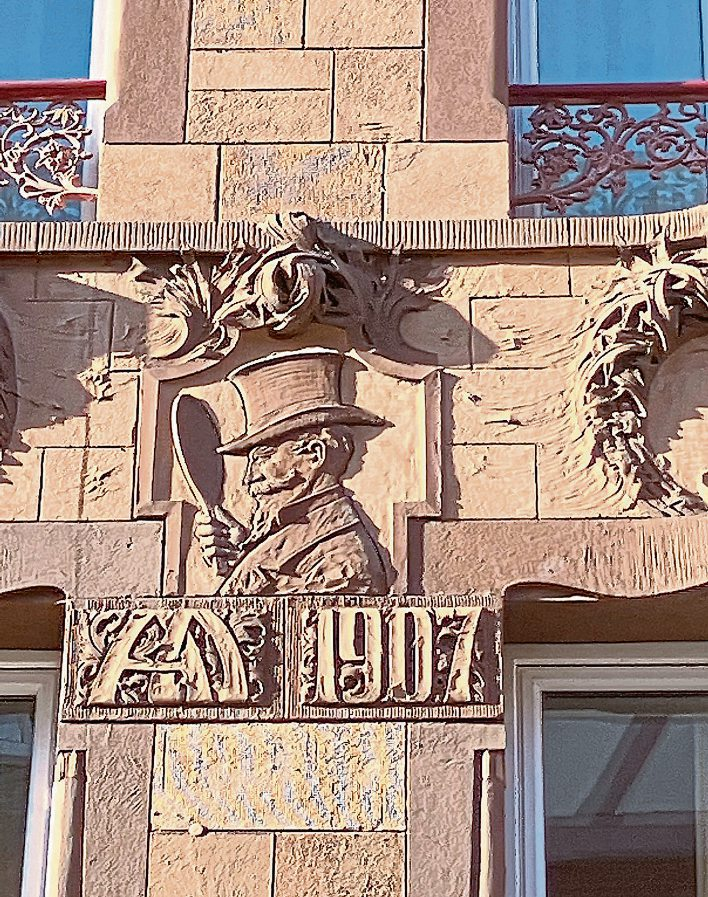 Mit Zylinder und Handspiegel: Die kunstvolle Fassadenfigur am ehemaligen Huthaus Staaden im Altengraben 50 erinnert an die lange Geschichte des Koblenzer Fachgeschäfts. Die Fassade wurde 1907 neugestaltet.