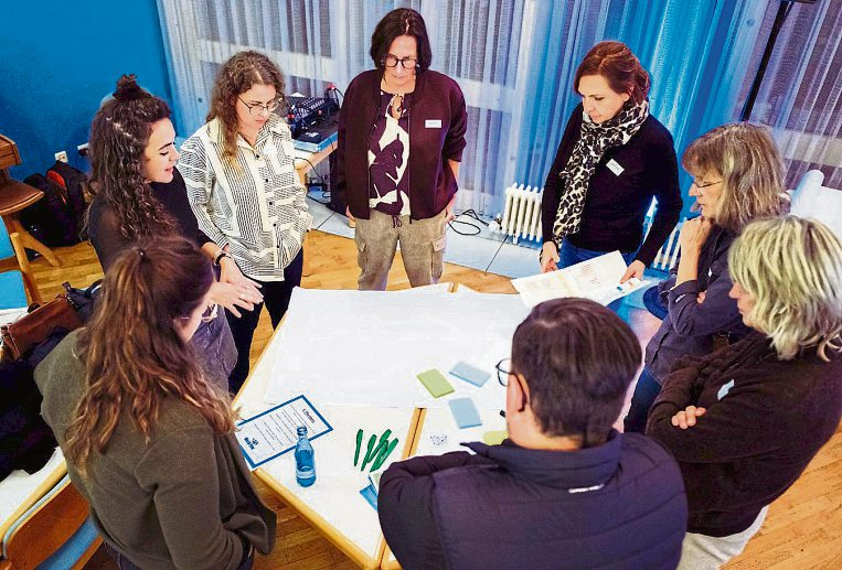 Im Austausch wurden Erfahrungen und Ideen zusammengetragen, wie Berufsorientierung, Mobilität und der Kontakt zwischen Jugendlichen und Betrieben künftig verbessert werden können. Foto: Daniel Morschhäuser