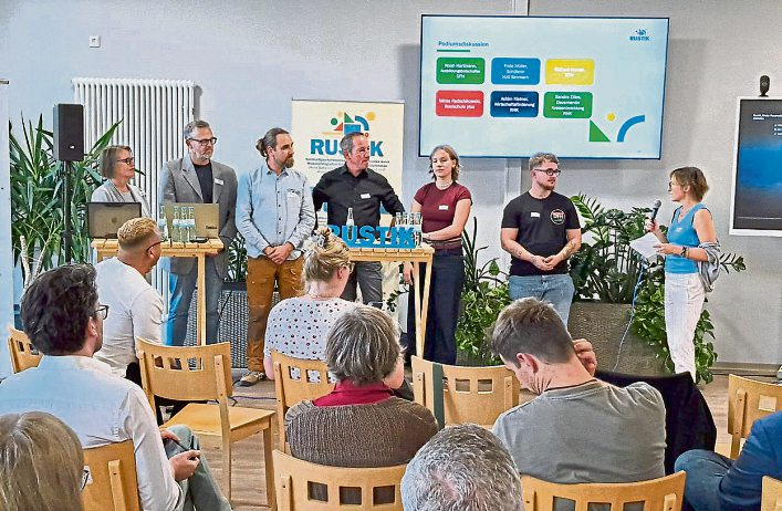 Diskussion der Ergebnisse des RUSTIK-Projektes, v.l.: Sandra Zilles (Kreisverwaltungen Rhein-Hunsrück-Kreis), Achim Kistner (Regionalrat Wirtschaft), Niklas Radschikowsky (Realschule plus Simmern), Michael Kerzan (ERN), Frida Müller (Schülerin), Noah Hartmann (Auszubildender DFH). Foto: Barbara Beicht