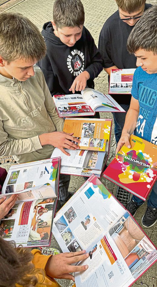 Bei der Auslieferung der WILDWUCHS Ausbildungsfibel an die weiterführenden Schulen im Kreis packen die Schüler*innen gerne mit an. Fotos: Hannah Wagner