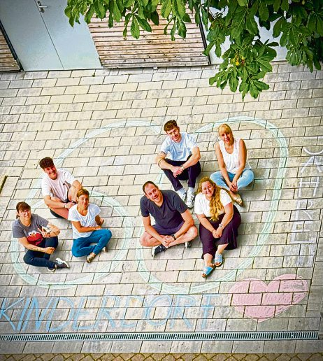 Starke Gemeinschaft: Das Team der Außenwohngruppe Pleizenhausen gratuliert zum 60. Geburtstag des Bethanien Kinderdorfs im letzten Jahr. Foto: Bethanien Kinderdörfer