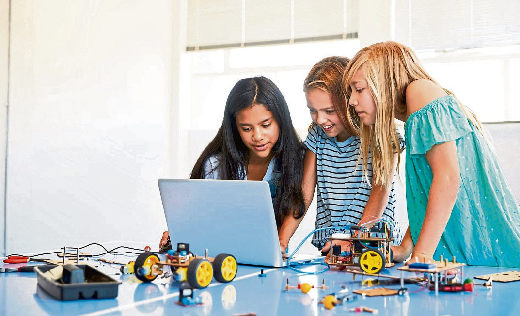 Programmieren, testen und verbessern: Robotik verbindet digitale Kenntnisse mit praktischer Technik und fördert spielerisch den Einstieg in MINT-Themen. Foto: Monkey Business - stockadobe.com