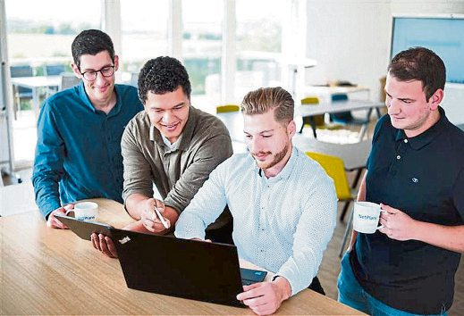 Gemeinsam im Team werden Lösungen für die Anforderungen der Kunden entwickelt und umgesetzt.