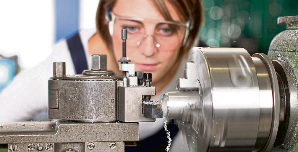 Technische Fachkräfte bleiben gefragt: Besonders in Ausbildungsberufen erwartet das IW bis 2029 spürbare Engpässe. Foto: ehrenberg-bilder - stock.adobe.com
