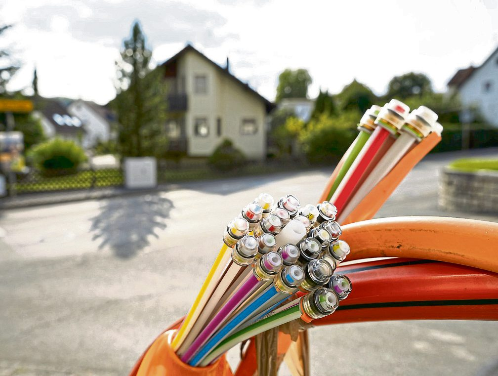 Glasfaserleitungen stehen sinnbildlich für den Ausbau schneller Netze bis in Wohngebiete - bis zum tatsächlichen Hausanschluss bleibt jedoch vielerorts noch Strecke. Foto: Karsten - stock.adobe.com