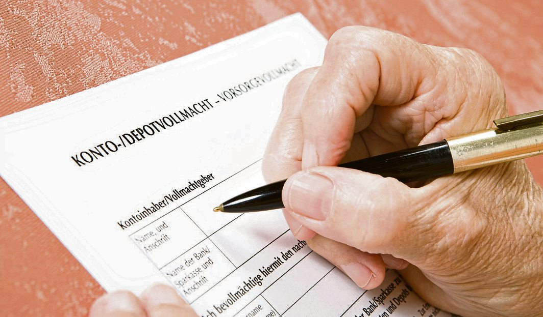 Eine Bankvollmacht kann Angehörigen ermöglichen, wichtige finanzielle Angelegenheiten auch nach einem Todesfall zu regeln. Foto: Ramona Heim - stock.adobe.com