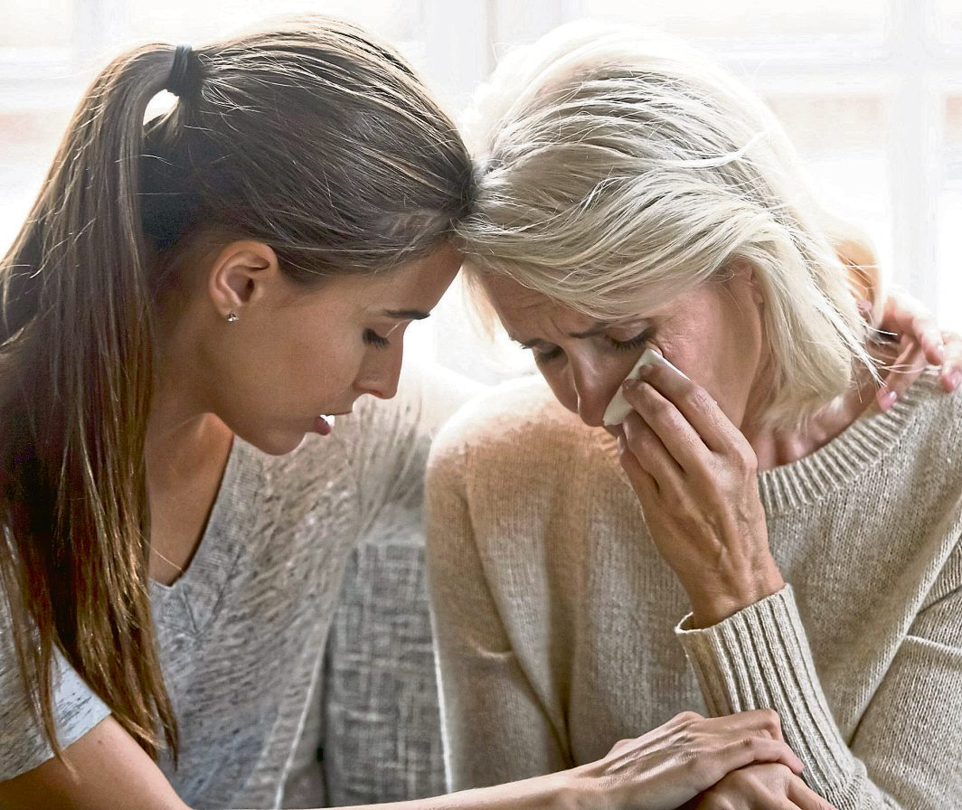 Beistand und Nähe können Trauernden in schweren Momenten Halt geben. Foto: fizkes - stock.adobe.com