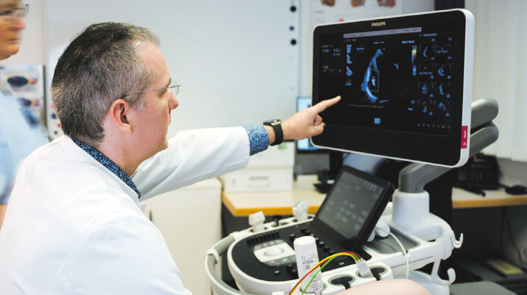 Ein Blick auf das Herz: Dr. Marc Weyer erläutert Ultraschallaufnahmen. Bildrechte: Kamillus Klinik Asbach