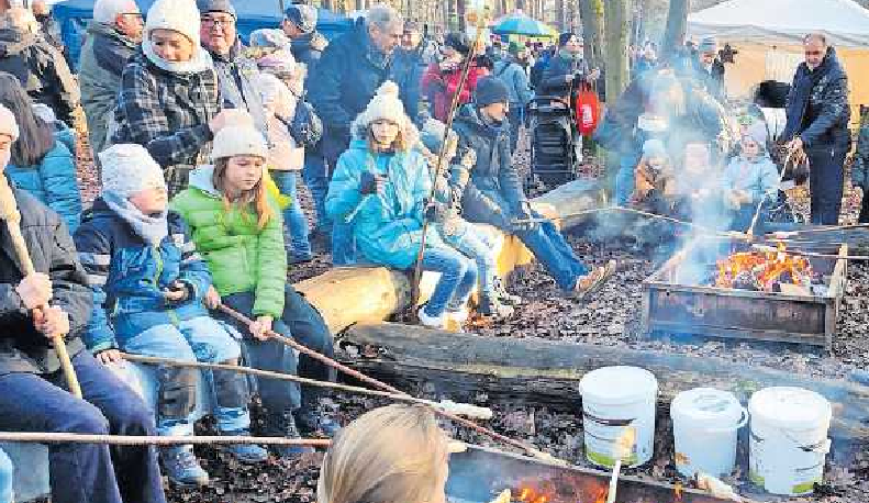 Kinder und Erwachsene haben Spaß beim Stockbrotbacken am Feuer. FOTO: SUSANNE KÜHNER