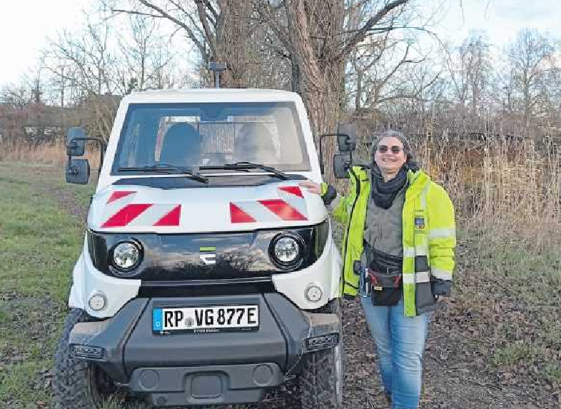 Jessica Kämpf mit einem der beiden neuen E-Nutzfahrzeugen. FOTO: VG DANNSTADT-SCHAUERNHEIM/GRATIS