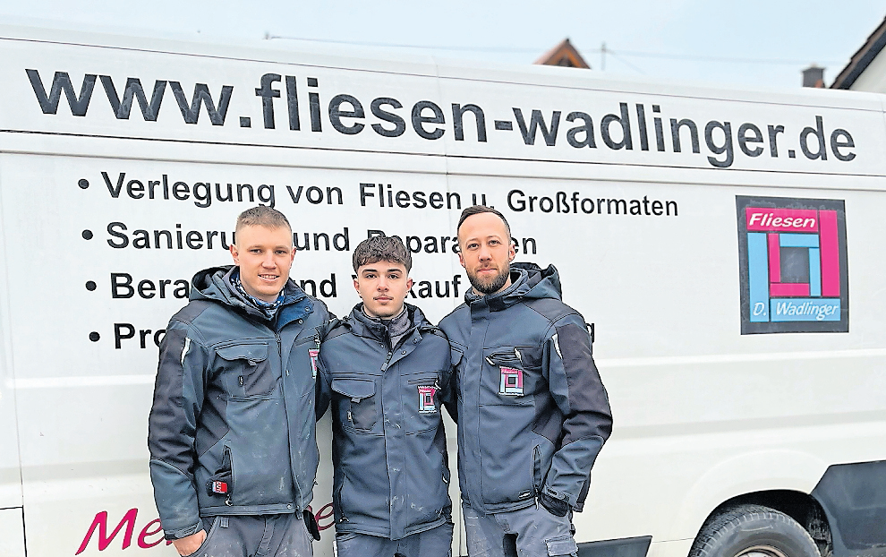 Von links: Mitarbeiter Maximilian Müller, Auszubildender Gentijan Mehmeti und Fliesenlegermeister David Wadlinger. FOTO: FLIESEN WADLINGER/GRATIS