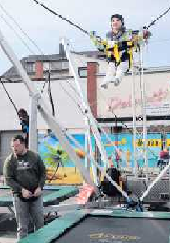 Eine Gaudi für die Jugend: das Bungee-Trampolin. FOTO: ANJA BENNDORF