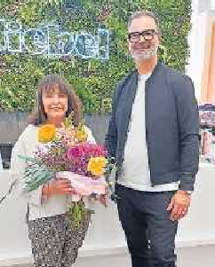 Seit 20 Jahren Kundin bei Mode Niebel: Birgit Boelitz freut sich über den Blumenstrauß als Dankeschön für ihre Treue zur Filiale, überreicht von Firmenchef Bernd Niebel persönlich. FOTO: MMÖ