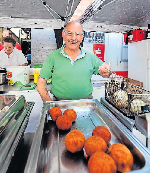 Wieder dabei: Vito Cunsolo mit Arancini. ARCHIVFOTO: ANJA BENNDORF
