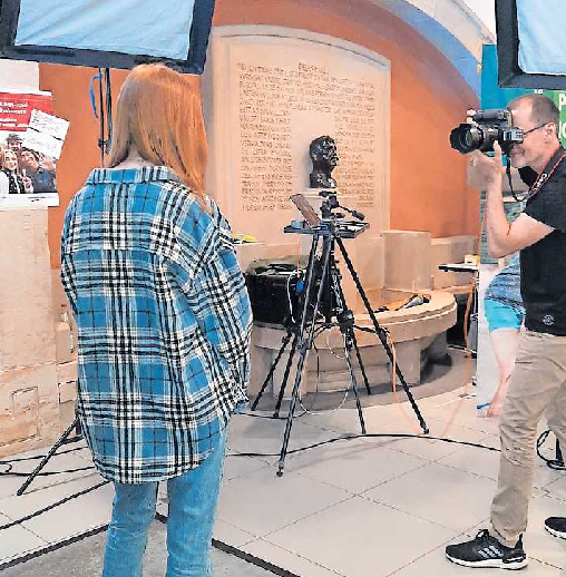 Fotoshooting für eine perfekte Bewerbungsmappe. FOTO: AGENTUR FÜR ARBEIT/GRATIS