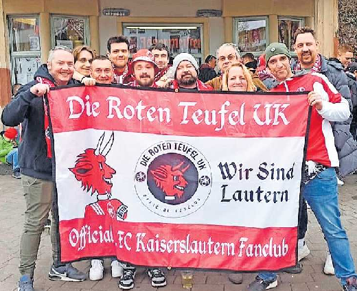 Treffen vor der „Betze Bud“: die Roten Teufel UK. FOTO: THOMSON/OHO